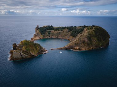 Vila Franca do Campo, Azores, Portekiz adasının kuş bakışı görüntüsü yemyeşil, dairesel krater gölü ve Atlantik Okyanusu 'nun etrafındaki derin mavi suları gözler önüne seriyor..