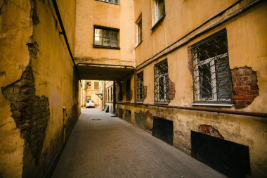 Saint Petersburg 'da eski, tipik bir avlu yıpranmış, yıpranmış duvarları şehrin tarihi cazibesini yansıtıyor..