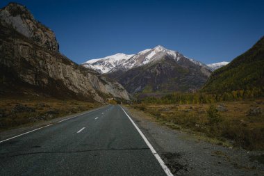 Chuysky Traktı, Altai Cumhuriyeti 'nin dağlarından geçen bir otoyol, engebeli tepeler ve nefes kesici manzaralarla çevrili..