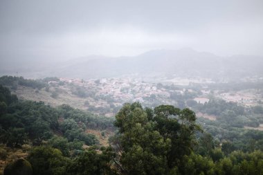Portekiz 'in yoğun sis altında Monsanto köyünün panoramik bir görüntüsü. Çatıları sisli atmosferden zar zor görülebiliyor..
