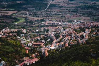 Portekiz 'deki Serra da Estrela' nın eteklerindeki küçük bir kasabanın manzarası, yuvarlanan tepelerin arasına kurulmuş ve manzaralı dağ manzaralarıyla çevrili..