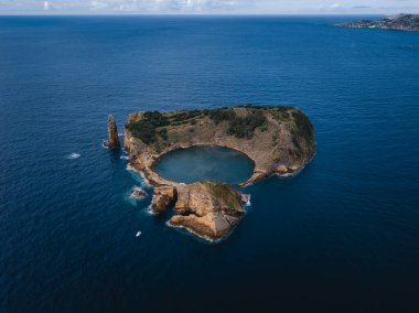 Vila Franca do Campo yakınlarındaki Azores Adası 'nın havadan görünüşü. Miguel, nefes kesici sahil şeridini ve berrak suları sergiliyor.. 