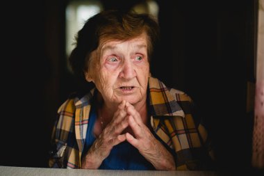 Bir hikayeyi tutkuyla anlatan yaşlı bir kadının etkileyici portresi, duyguları o anda canlandı..