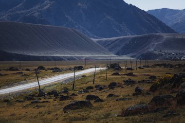 Chuysky Tract Karayolu, Altai Cumhuriyeti 'nin dağlarında dönüyordu.. 