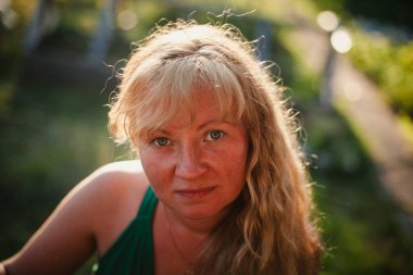 Açık kahverengi saçlı, yazın açık havada, doğal güzellik ve sıcaklık saçan Slav bir kadının portresi..