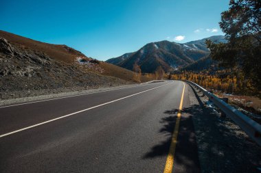 Altai Cumhuriyeti 'nde dolambaçlı bir yol görkemli dağlarda ve uçsuz bucaksız çöllerde manzaralı bir yolculuk sunuyor..