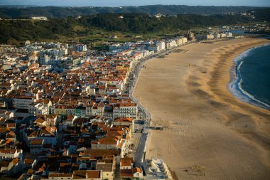 Portekiz, Nazare 'deki sahil ve kıyı manzarası sakin ve huzurlu bir günde panoramik bir manzara..