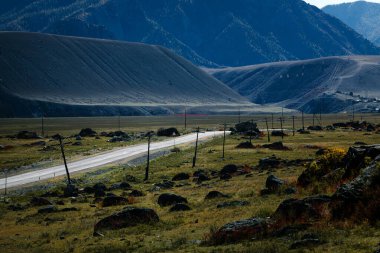 Altai Cumhuriyeti 'ndeki engebeli ve dramatik Altai Dağları' nın ortasından geçen bir yol. Ham doğa ve geniş açık alanlarla çevrili..