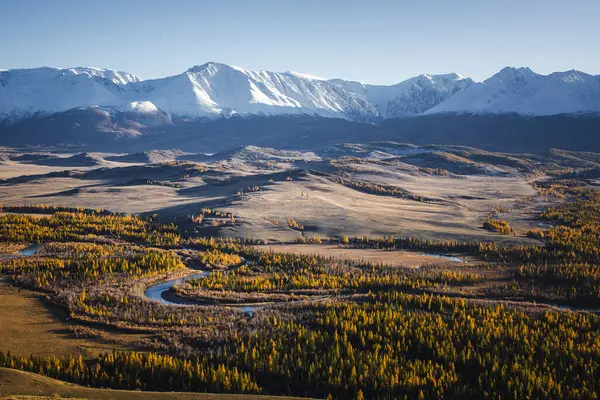 Altai Cumhuriyeti 'nin kayalık bir arazisi. Yerel bir dağ yolu ve elektrik hatları. Doğaya ve insan varlığına karşı ham ve canlı bir bakış açısı.. 