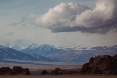 Moğolistan 'ın etekleri ağır, kurşuni bir gökyüzünün altında uzanıyor. Arazi, rüzgâr, taş ve sessizlikle şekillenmiş çiğ ve acımasız görünüyor. Uçsuz bucaksız, eski ve boyun eğmez.. 