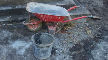 Kirli el arabası ve siyah şantiye için kullanıldı. Aletleri olan inşaat alanı.