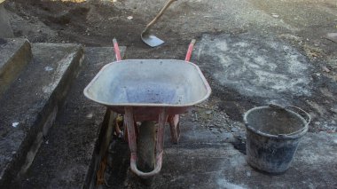 Kirli el arabası, çapa ve siyah şantiye için sıçradı. Aletleri olan inşaat alanı.