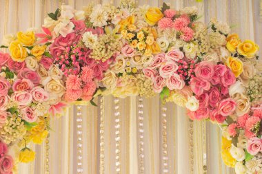 Renkli kompozisyonda güzel Yapay Çiçekler mücevherli elmas arkaplanlı