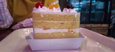 Meyveli kek, kremalı vanilyalı kek ve taze meyve. Yaz pastası. Seçici odak