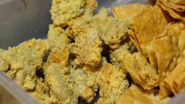 Atıştırmalık tahu walik yakın çekim. Tahu walik geleneksel bir Endonezya aperatifi. Tofuyu ters yüz edip, çeşnili malzemelerle doldurup, çıtır çıtır olana kadar kızartmak..