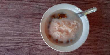 Karışık buz, fasulye, buzlu dondurma, hindistan cevizi sütü ve karışık meyve. Ramazan ayı boyunca kenevir. Endonezya sokak yemekleri.