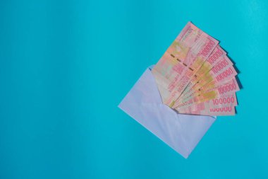 Zarfın içindeki Endonezya banknotları, parasal hediyeleri veya ödemeleri sembolize eder, mali, hediyelik veya ticari temalar için idealdir