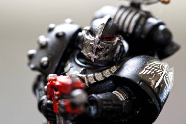 Kişisel alanının işgal edilmesinden hoşlanmaz.