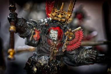 Korkunç ve korkutucu görünüşlü bir savaşçı.