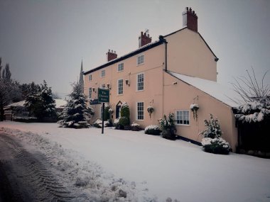 Kar altındaki köy barı. 