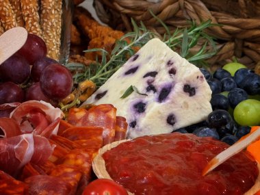 Orta pozisyondaki zanaatkar peyniri bir kutlama masasında. 