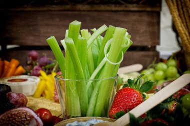 Otlama masasında bir tencere kereviz. 