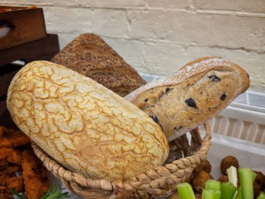 Bir otlatma masasında üç özel ekmek. 