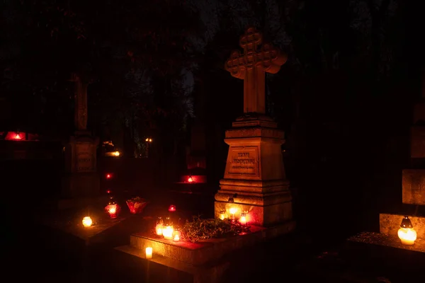 ウクライナのリヴィウ 2022年11月1日 すべての聖人の日の夜にウクライナのリチャコフ墓地州立歴史文化博物館 — ストック写真