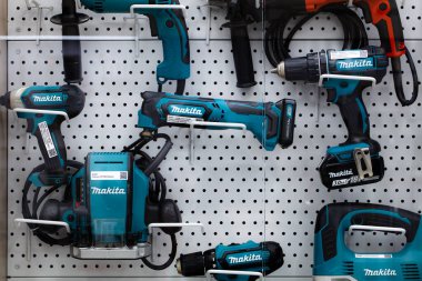 Lviv, Ukrayna - 25 Ekim 2022: Makita enstrümanları tezgahta