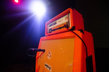 Lviv, Ukrayna - 2 Kasım 2022: Gitar Sözcüsü Kabineleri - Konser sahnesinde Orange Amp