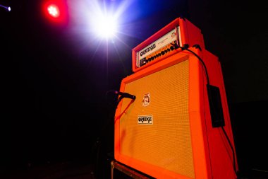 Lviv, Ukrayna - 2 Kasım 2022: Gitar Sözcüsü Kabineleri - Konser sahnesinde Orange Amp