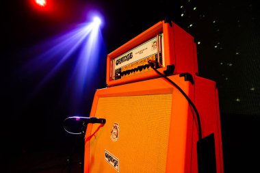 Lviv, Ukrayna - 2 Kasım 2022: Gitar Sözcüsü Kabineleri - Konser sahnesinde Orange Amp