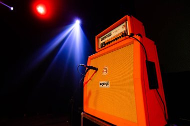 Lviv, Ukrayna - 2 Kasım 2022: Gitar Sözcüsü Kabineleri - Konser sahnesinde Orange Amp