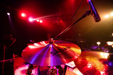 Lviv, Ukrayna - 2 Kasım 2022: Sabian zilleri konser sahnesinde