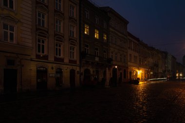 Lviv, Ukrayna - 23 Kasım 2022: Rus füze saldırısı sonrasında kısmi karartma sırasında Lviv