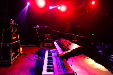 Dizayn amacıyla konser sahnesinde sentezleyici ve mikrofonun kapanışı