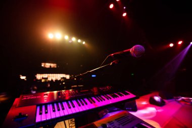 Dizayn amacıyla konser sahnesinde sentezleyici ve mikrofonun kapanışı