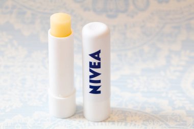 Beiersdorf, Almanya - 5 Aralık 2022: Nivea ilgili dudak kremi