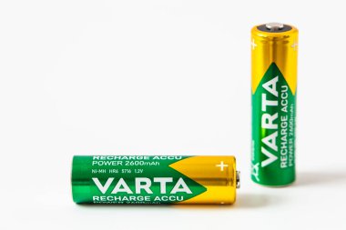 Lviv, Ukrayna - 12 Aralık 2022: Varta beyaz zemin üzerinde Accu gücü Ni-MH AAA pili