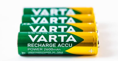 Lviv, Ukrayna - 12 Aralık 2022: Varta beyaz zemin üzerinde Accu gücü Ni-MH AAA pili