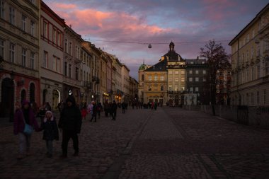 LVIV, UKRAINE - 29 Aralık 2022: Akşam Lviv Pazar Meydanı