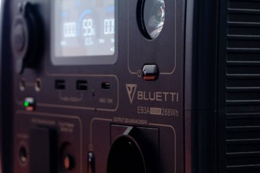 Münih, Almanya - 4 Ocak 2023: Bluetti EB3A taşınabilir elektrik santrali