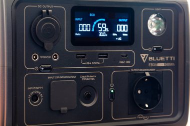 Münih, Almanya - 4 Ocak 2023: Bluetti EB3A taşınabilir elektrik santrali