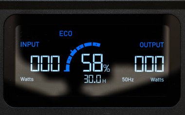 Münih, Almanya - 4 Ocak 2023: Bluetti EB3A taşınabilir elektrik santrali