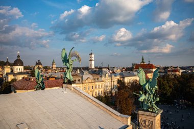 Lviv, Ukrayna - 12 Ağustos 2021: İHA 'dan Lviv Ulusal Opera heykeli