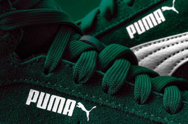 Herzogenaurach, Almanya - 5 Mayıs 2021: Vineyard Wine Puma Vikky v2 Mid Fur Jr.