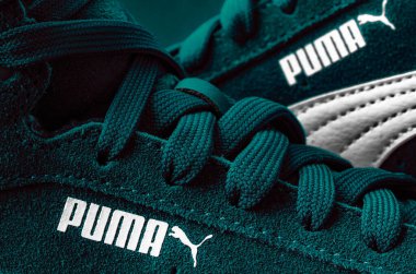Herzogenaurach, Almanya - 5 Mayıs 2021: Vineyard Wine Puma Vikky v2 Mid Fur Jr.