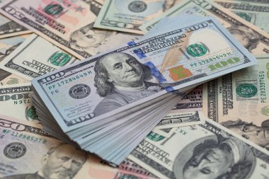 Tasarım amacı için dolar arkaplanı üzerine 100 dolarlık banknotlar yığın