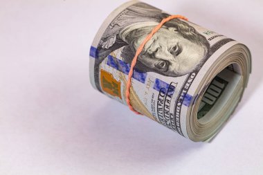 Tasarım amaçlı beyaz arkaplan üzerine 100 dolarlık banknotlar