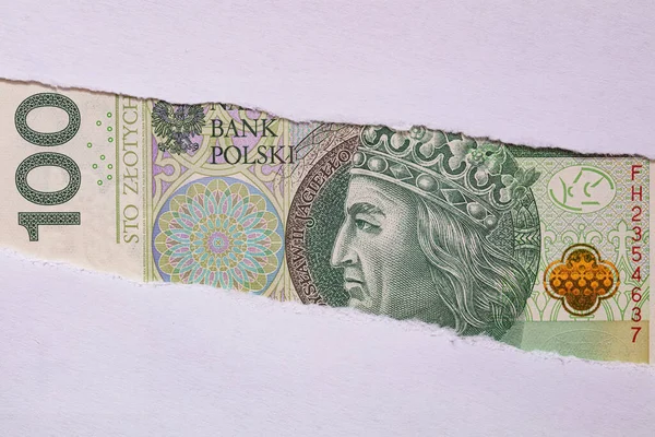ポーランド100 Zotych銀行券デザイン目的のために引裂かれた紙の穴 — ストック写真